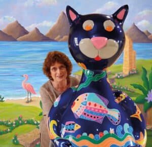 Françoise Leblond aux côtés de da sculpture Aata dans son atelier